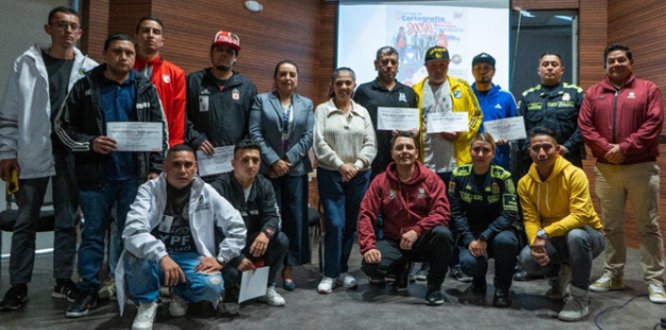Fotografia de la la entrega simbólica de la cartografía social construida junto a barras futboleras de la localidad