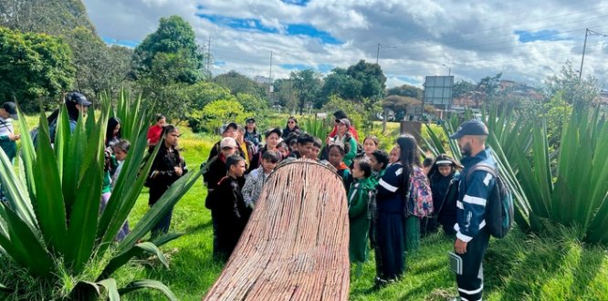 Estudiantes de Tunjuelito participan en la recuperación de jardines polinizadores en el Humedal El Tunjo Fotografía relacionada con: Estudiantes de Tunjuelito participan en la recuperación de jardines polinizadores en el Humedal El Tunjo