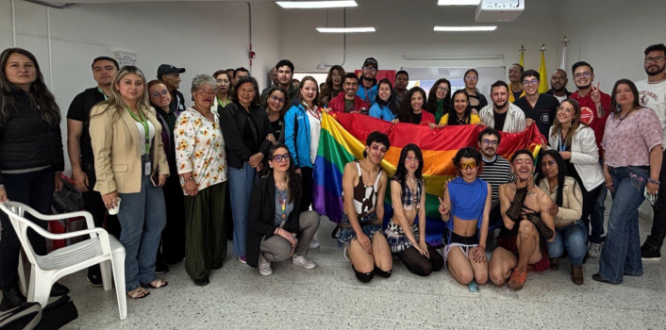 foto de la alcaldesa local de Tunjuelito junto a la comunidad LGBTI de la  participacion en la Mesa de Concertación para aportar ideas a los Presupuestos Participativos 2026.