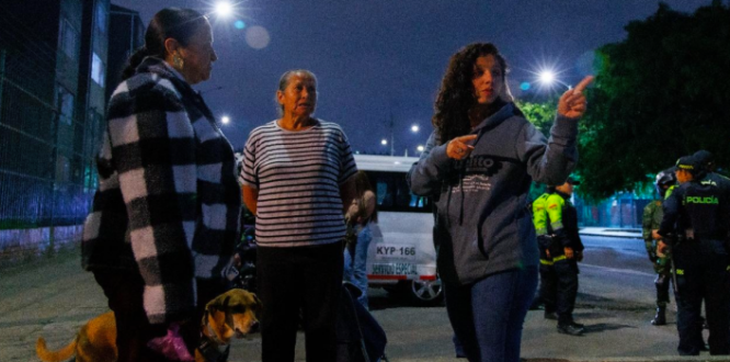 Fotografia de la alcaldesa local de tunjuelito con la comunidad en la mega toma nocturna 