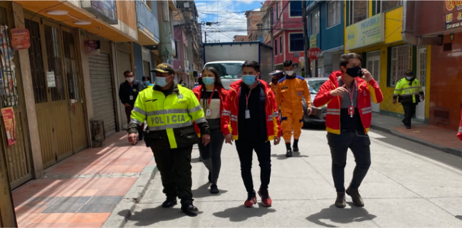 El Alcalde local y el comandante de la Policía recorren las calles de la localidad El Alcalde local y el comandante de la Policía recorren las calles de la localidad